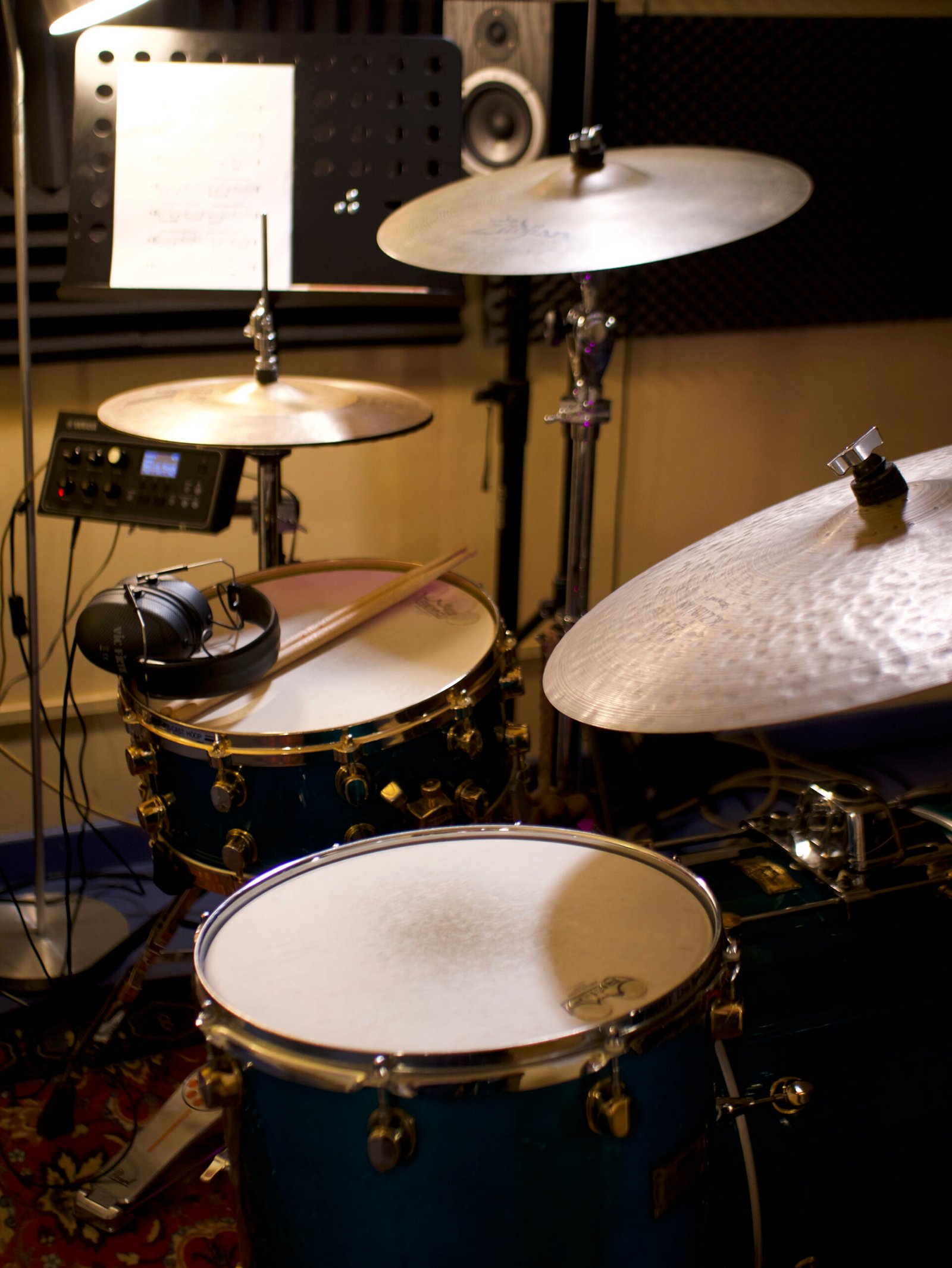 Baterista adulto practicando concentrado en una sala de ensayo