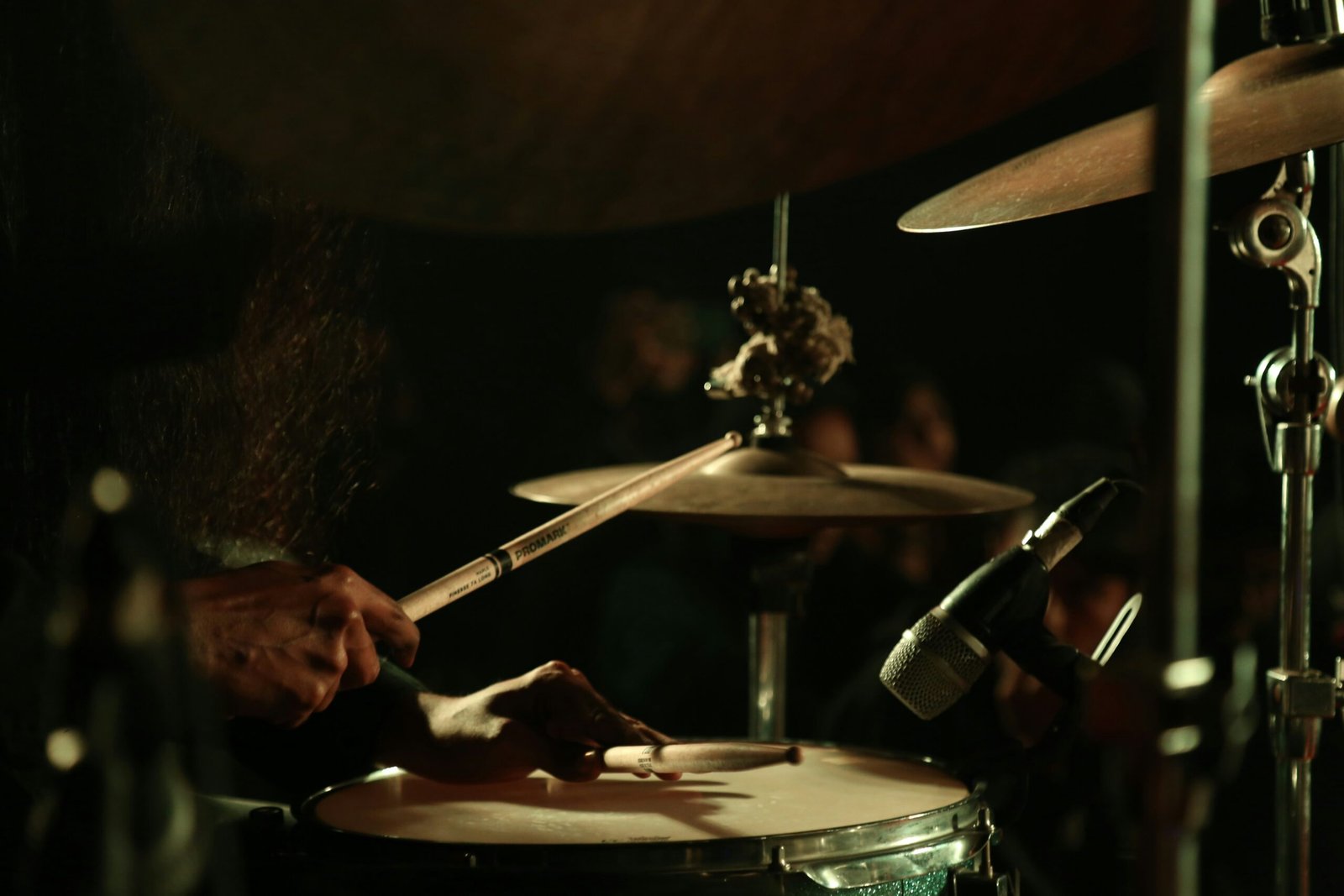 Adulto tocando la batería en casa — aprender batería a los 50 es posible con método