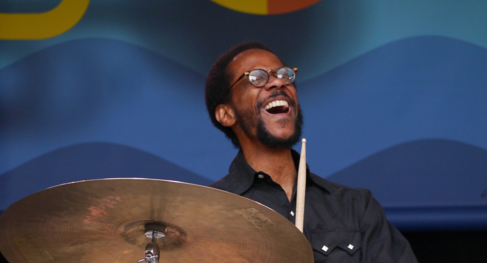 Baterista en estado de concentración total — el flow que se consigue tocando la batería