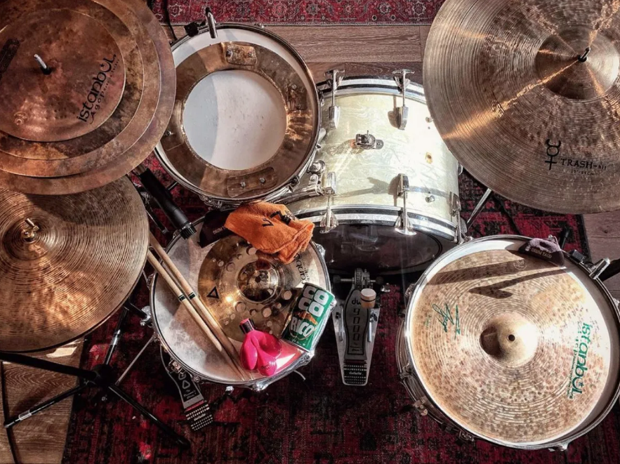 Setup para aprender batería en casa — batería electrónica, baquetas y metrónomo para adultos principiantes