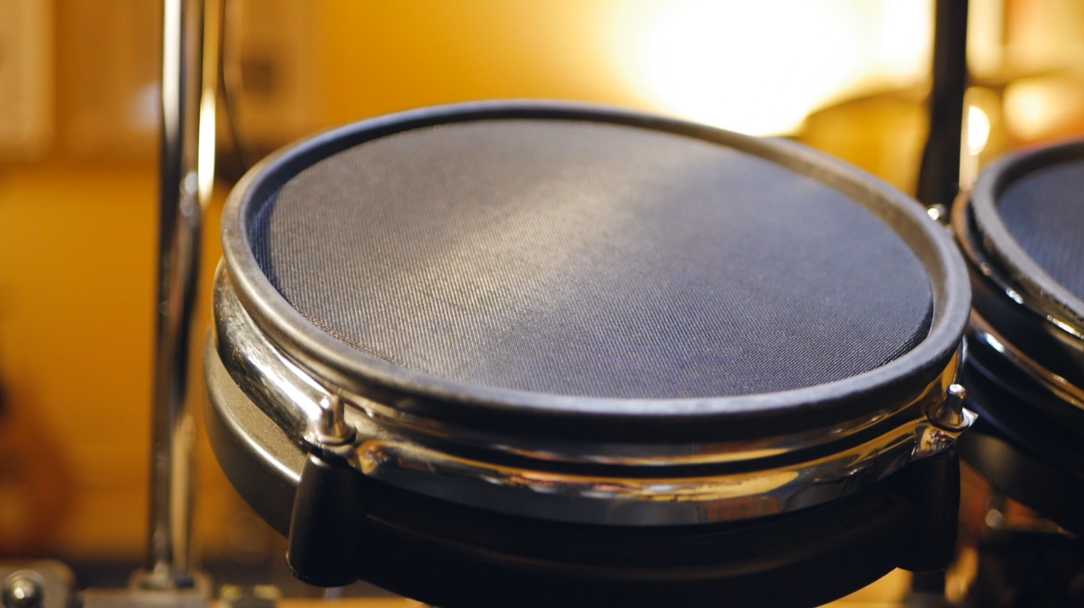 Detalle de un pad de malla de batería electrónica vs parche acústico